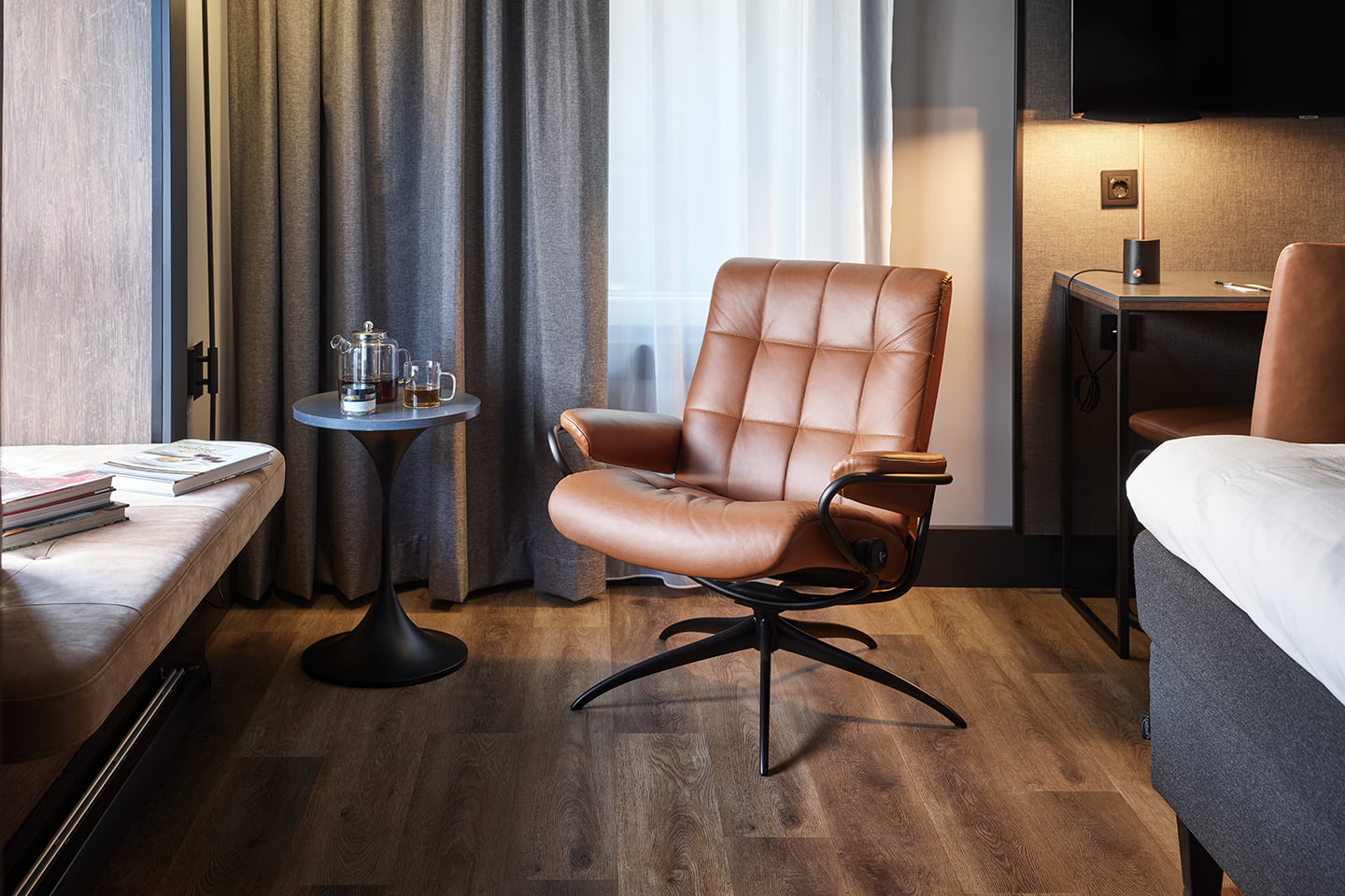 Stressless® London hvilestol med lav rygg på hotellrom