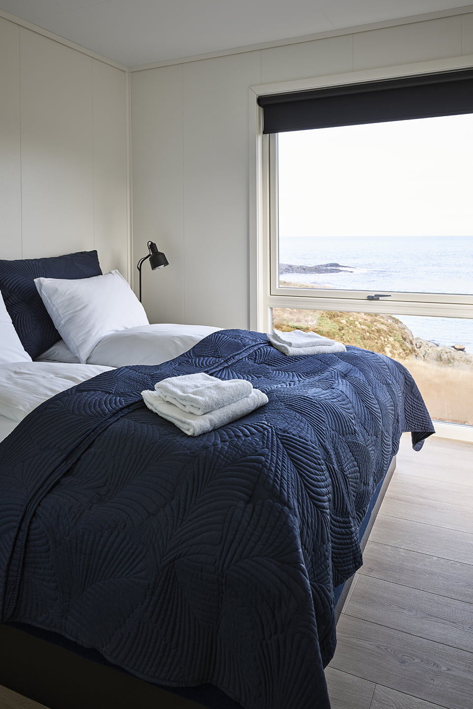 Svane seng på soverom ved Runde